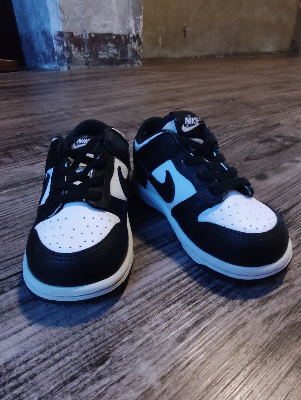 Nike Dunks Kids Black and White Low-Top Sneakers with Swoosh 6.5baby